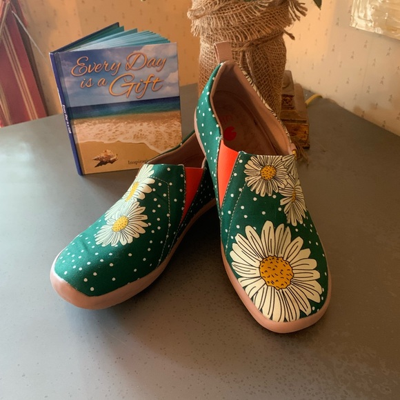 Uin, STARNIGHT DAISY Toledo/art canvas shoes. COMFORTABLE, lightweight, size 9. - Picture 1 of 10